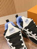 Sneakers moderne blu, nero e bianco con logo nuvola e cuori, stile trendy e confortevole.