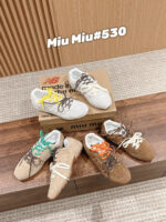 Sneaker di moda su superficie in legno con design unico, brand New Balance e Miu Miu.