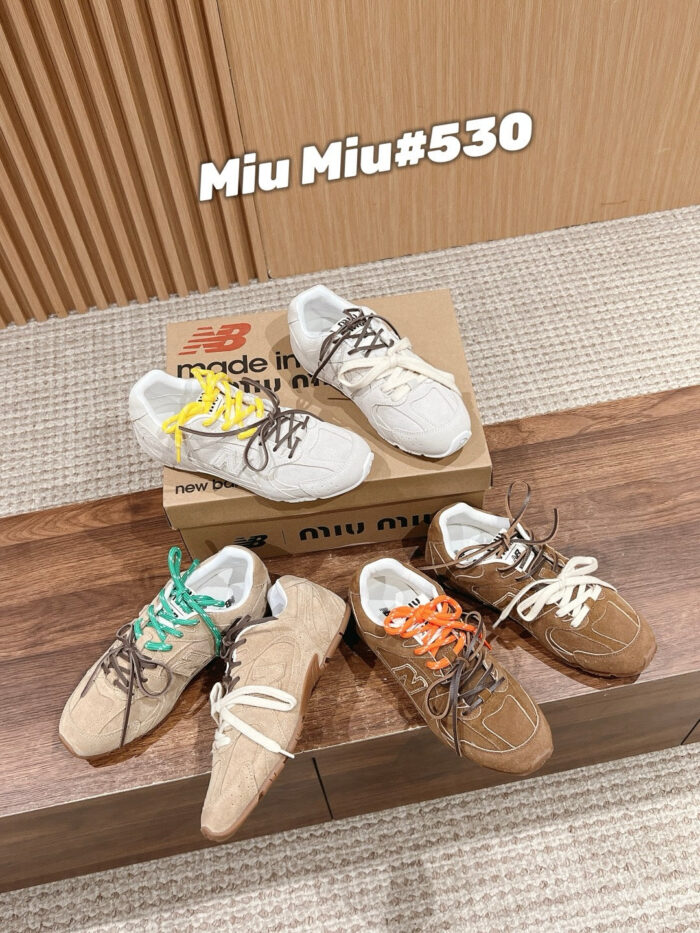 Sneaker di moda su superficie in legno con design unico, brand New Balance e Miu Miu.