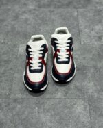 Sneakers sportive bianco, navy e rosso, stile moderno, comfort e design versatile.