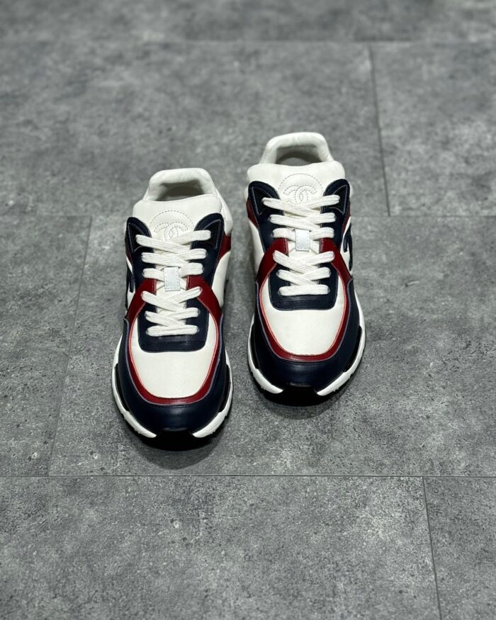 Sneakers sportive bianco, navy e rosso, stile moderno, comfort e design versatile.