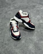 Scarpe sportive moderne: navy, bianco, rosso, comfort, stile e grip per ogni occasione.