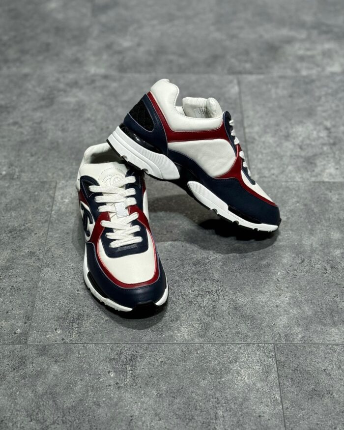 Scarpe sportive moderne: navy, bianco, rosso, comfort, stile e grip per ogni occasione.