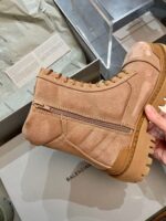 Stivali in pelle suede con suola rugged, zip laterale e dettagli moderni, stile casual-chic.