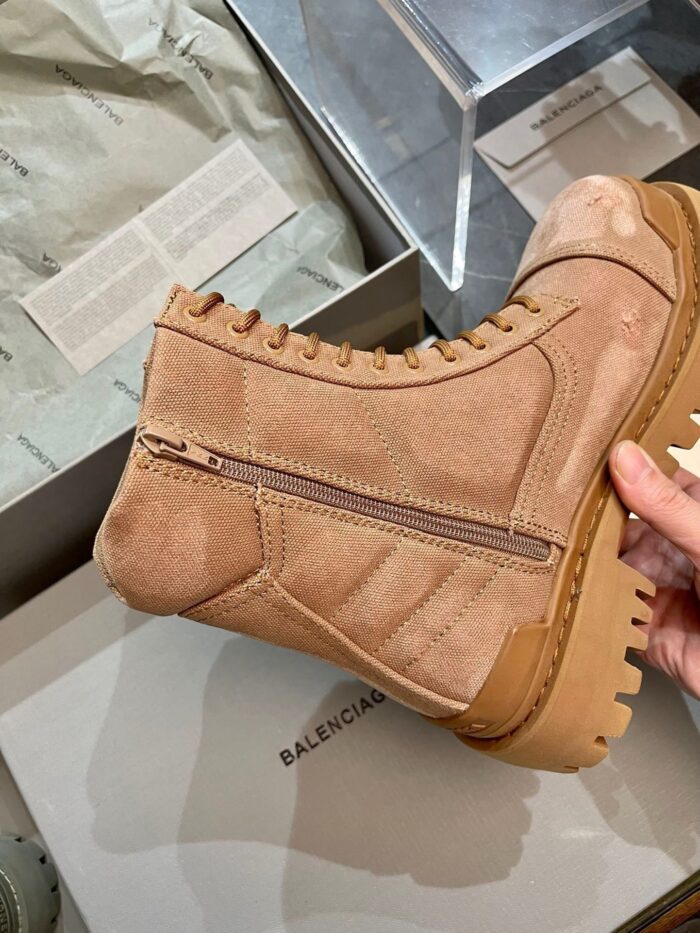 Stivali in pelle suede con suola rugged, zip laterale e dettagli moderni, stile casual-chic.