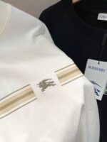 Felpe Burberry bianca e nera con logo equino e design elegante, alta qualità e stile versatile.