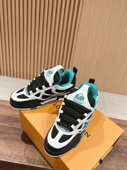 Sneakers nere e bianche con dettagli teal, su superficie di legno, stile casual e moderno.