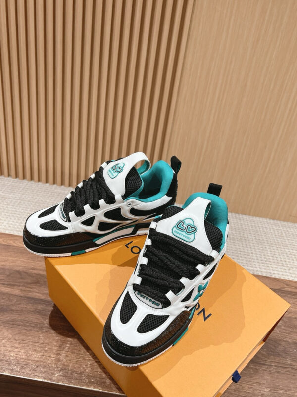 Sneakers nere e bianche con dettagli teal, su superficie di legno, stile casual e moderno.