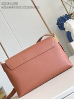 Elegante borsa minimalista color pesca con tracolla regolabile e dettagli dorati, perfetta per ogni occasione.