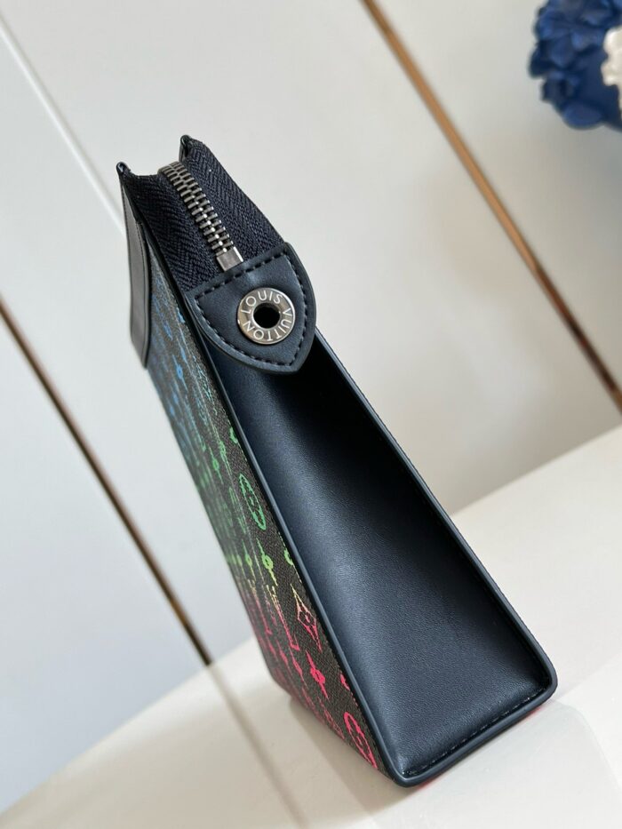 Borsa moderna a forma triangolare con grafica colorata e dettaglio metallico elegante.