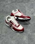 Sneakers bianche e rosse, sportive ed eleganti con suola resistente, ideali per stile e comfort quotidiano.