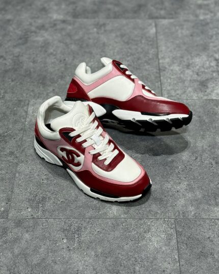 Sneakers bianche e rosse, sportive ed eleganti con suola resistente, ideali per stile e comfort quotidiano.