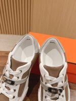 Scarpe da ginnastica bianche e beige di lusso, stile urbano e moderno.