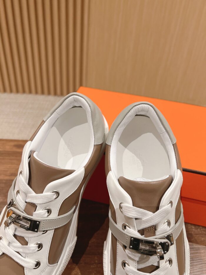 Scarpe da ginnastica bianche e beige di lusso, stile urbano e moderno.