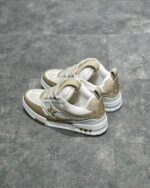 Scarpe sneakers bianche e beige in pelle e suede, con suola ammortizzata e grip efficace.