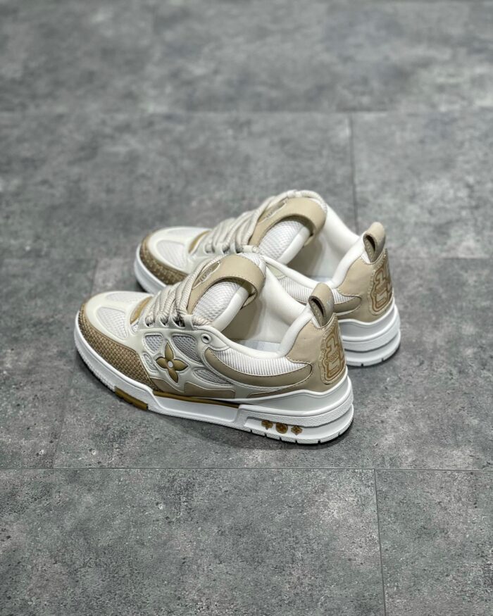 Scarpe sneakers bianche e beige in pelle e suede, con suola ammortizzata e grip efficace.