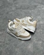 Sneakers bianche con dettagli beige, logo a stella, comode e eleganti per ogni stile quotidiano.