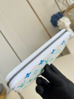 Portafoglio bianco con motivi colorati, design elegante e moderno, accessorio di moda raffinato.