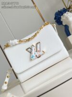 Borsa bianca elegante con tracolla catenina colorata e dettaglio logo trendy.