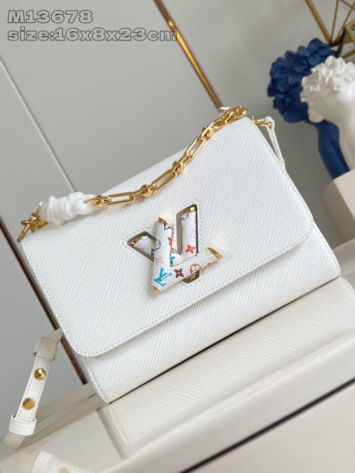 Borsa bianca elegante con tracolla catenina colorata e dettaglio logo trendy.