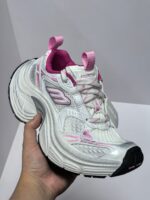 Sneaker bianca con dettagli rosa, riflettenti, comfort, stile trendy e grip sicuro.