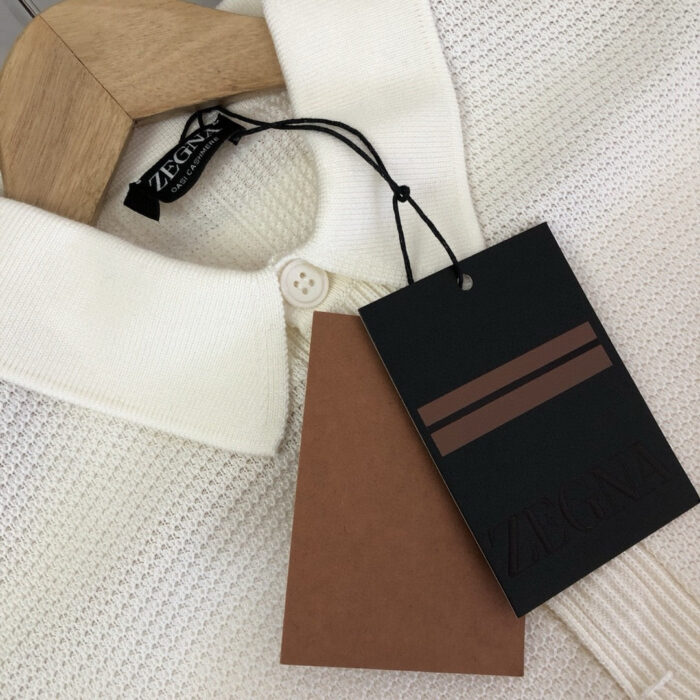 Maglietta polo bianca di lusso Zegna con dettagli eleganti e tasca in legno raffinata.