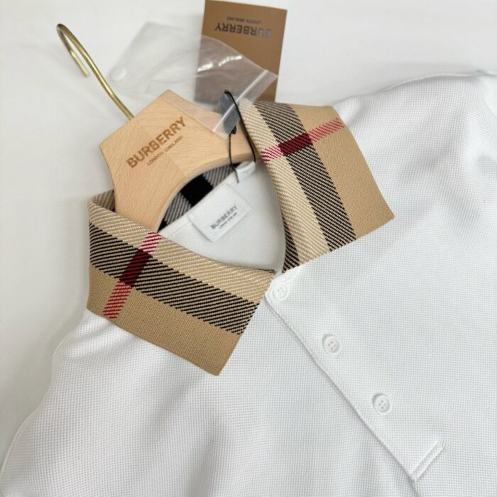 Polo bianca elegante con colletto a quadri Burberry, stile raffinato e tessuto traspirante.