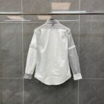 Camicia bianca moderna con collo e dettagli contrasto, stile minimalista e versatile.