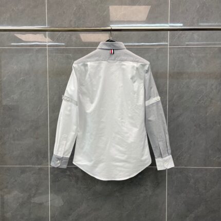 Camicia bianca moderna con collo e dettagli contrasto, stile minimalista e versatile.