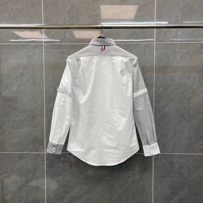 Camicia bianca moderna con collo e dettagli contrasto, stile minimalista e versatile.