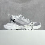 Sneaker bianca moderna, leggera e confortevole, ideale per casual e sportivi, con logo distintivo.