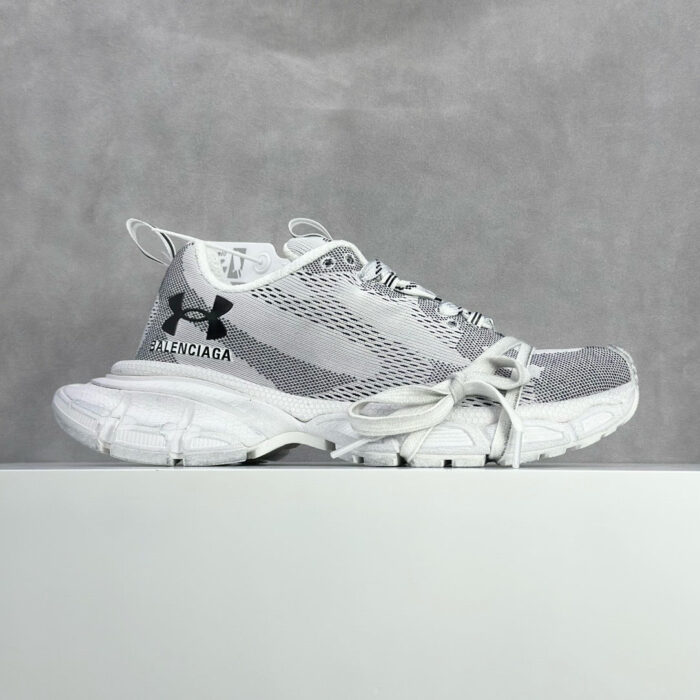 Sneaker bianca moderna, leggera e confortevole, ideale per casual e sportivi, con logo distintivo.