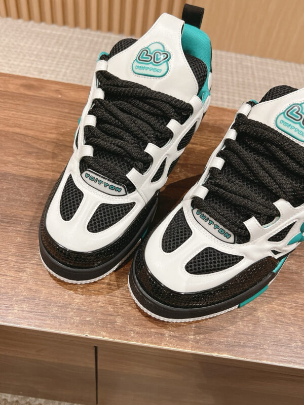 Sneakers bianche moderne con dettagli nero e turquoise, supporto e stile, su superficie in legno.