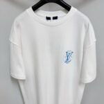 T-shirt bianca elegante con logo blu minimalista, versatile e comoda per uno stile casual e moderno.