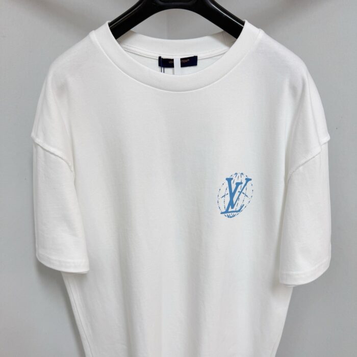 T-shirt bianca elegante con logo blu minimalista, versatile e comoda per uno stile casual e moderno.