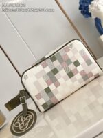 Borsa a tracolla patchwork bianca con dettagli verdi e rossi, stile raffinato e versatile.