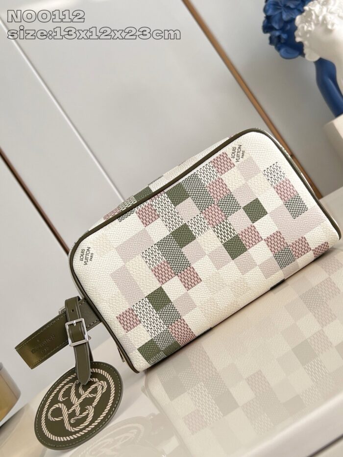Borsa a tracolla patchwork bianca con dettagli verdi e rossi, stile raffinato e versatile.