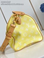 Borsa triangolare gialla in pelle con dettagli in pelle e hardware oro elegante.