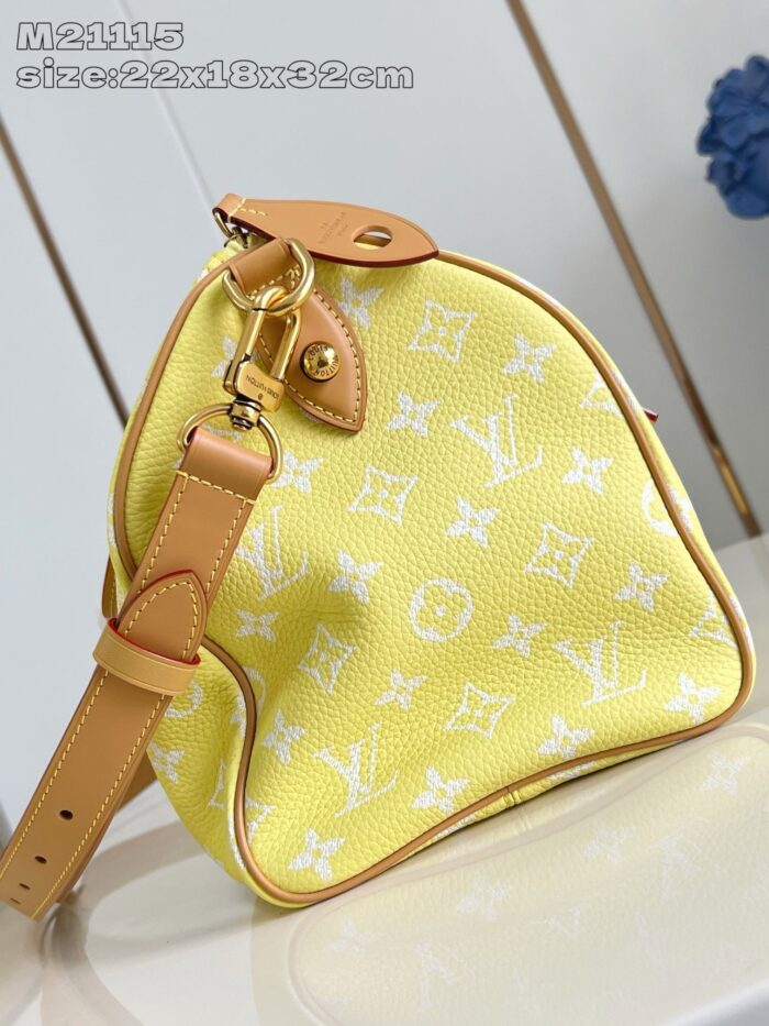 Borsa triangolare gialla in pelle con dettagli in pelle e hardware oro elegante.