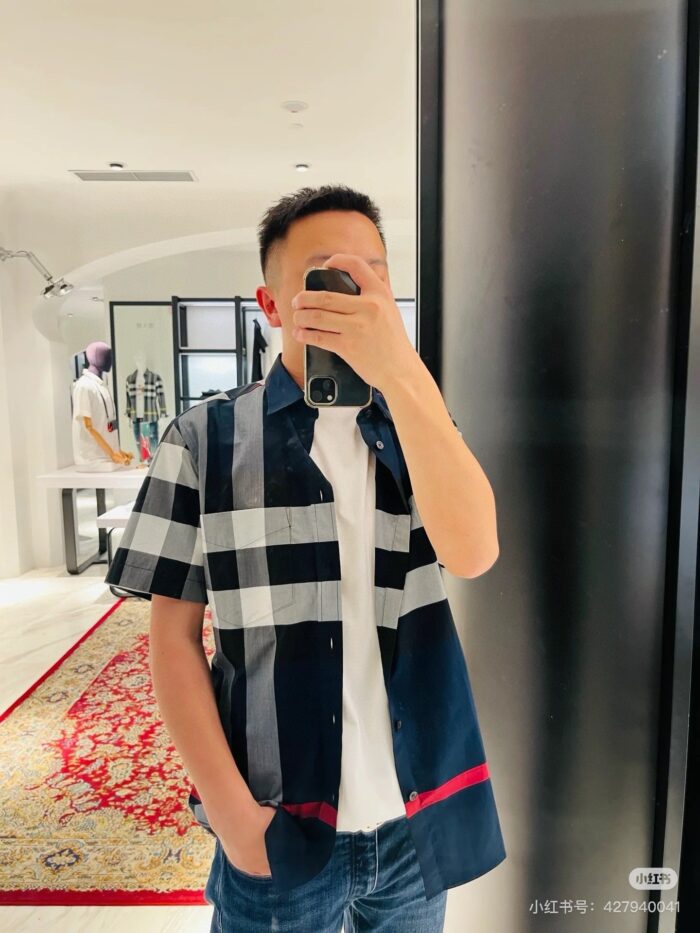 Selfie di giovane in negozio con camicia a quadri e stile urbano trendy.