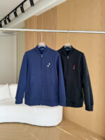 Giubbotti sportivi navy e nero in ambiente minimalista, stile casual ed elegante.