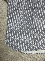 Camicia casual con motivo ripetuto di animali colorati su sfondo chiaro, stile giocoso e alla moda.
