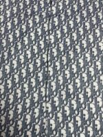 Tessuto con lettere stilizzate F su sfondo bianco, elegante e moderno per moda e decorazione.