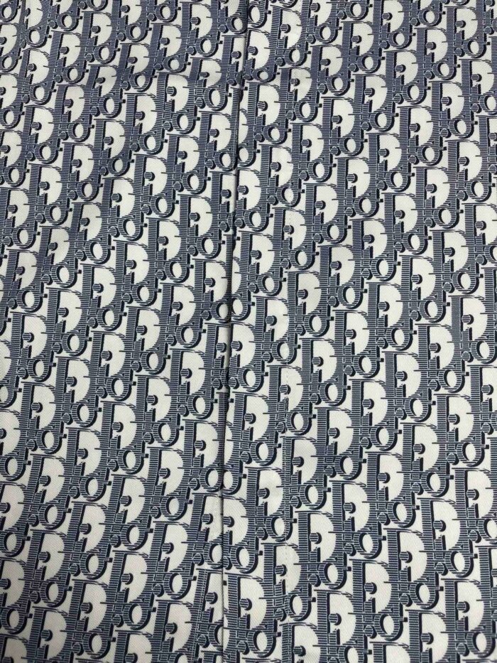 Tessuto con lettere stilizzate F su sfondo bianco, elegante e moderno per moda e decorazione.