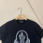 Maglietta nera con design skull moderno e stilizzato, perfetta per uno stile casual e trendy.