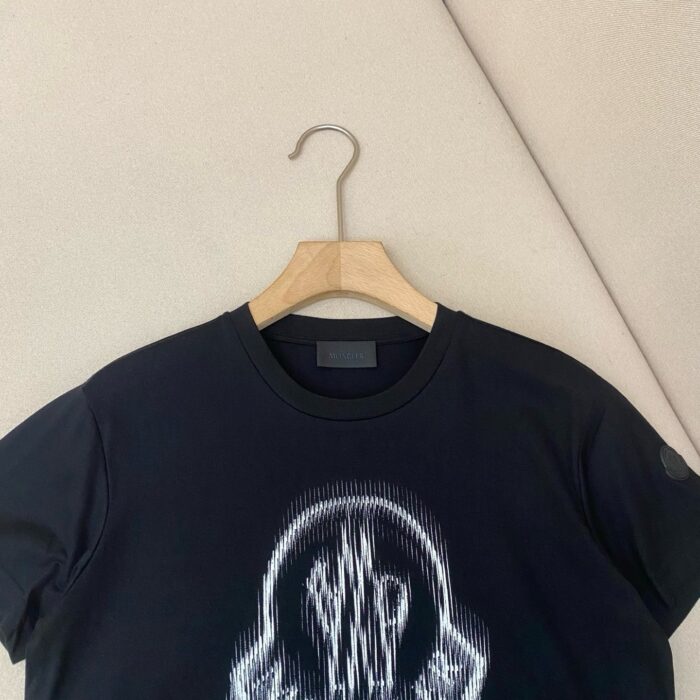 Maglietta nera con design skull moderno e stilizzato, perfetta per uno stile casual e trendy.