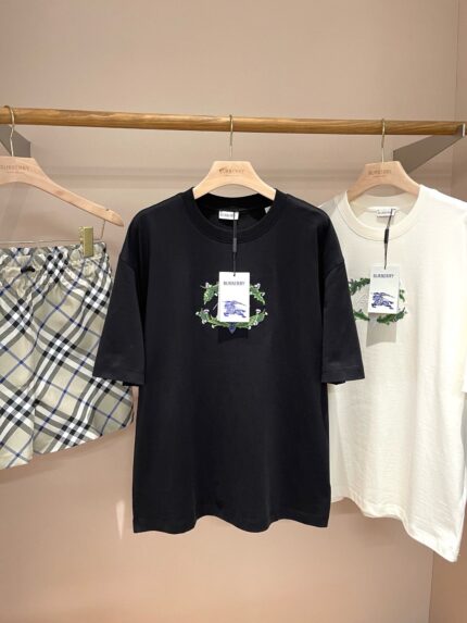 Set da estate con shorts a quadri e t-shirt grafica casual e trendy