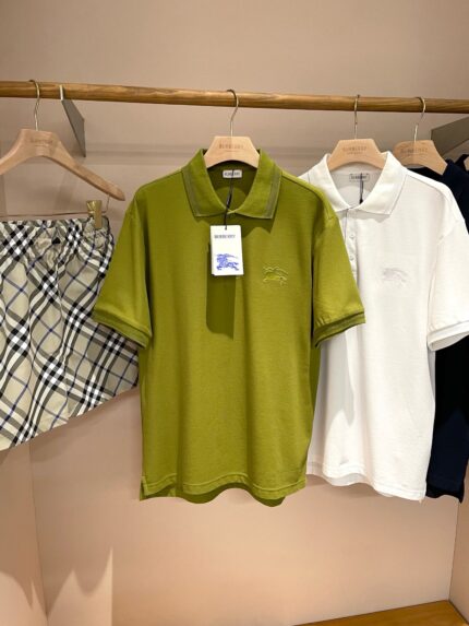 Abbigliamento estivo uomo: polo verde, bianca e pantaloncini a quadri per look casual e fresco.