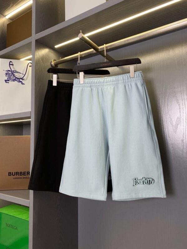 Pantaloncini estivi uomo casual, nero classico e azzurro vivace, stile moderno e confortevole.