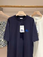 Vetrina di abbigliamento estivo con maglietta navy, shorts a quadri e stile moderno.